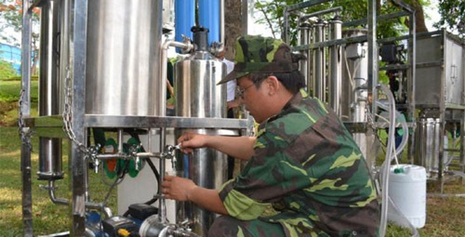 Nước tinh khiết được lọc từ thiết bị lọc nước cơ động dạng mô-đun có thể uống trực tiếp.