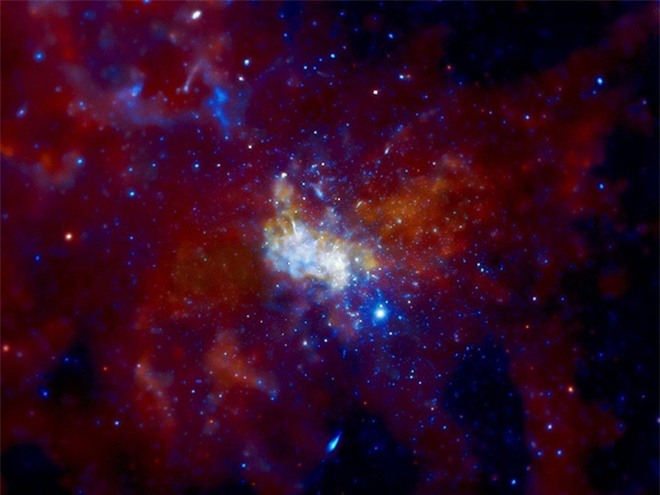 Hố đen Sagittarius A tại trung tâm Ngân Hà, nặng hơn Mặt Trời 4 triệu lần. Ảnh: AP.