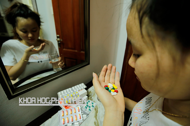 Chị Nguyễn Thị Vinh ở Hà Nội đang sử dụng đơn thuốc có kháng sinh để chữa viêm họng. Ảnh: Lê Loan