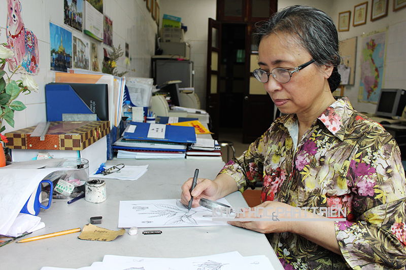 Chiếc kính lúp giúp họa sỹ Kim Chi vẽ chính xác các chi tiết cực nhỏ của mẫu vật. Ảnh chụp tại phòng làm việc của họa sỹ tháng 5/2015. Ảnh: P.Phạm