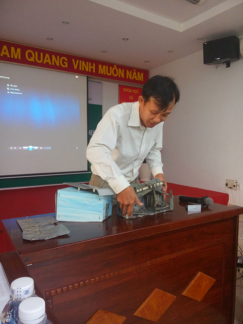 Anh Nguyễn Đình Phương giới thiệu về chiếc bẫy bắt chuột tự động