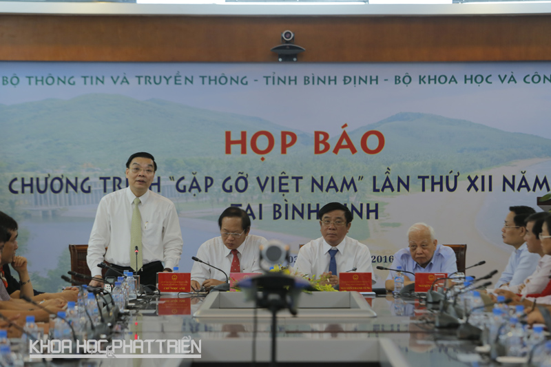 Bộ trưởng Chu Ngọc Anh trả lời báo chí tại buổi họp báo. Ảnh: Loan Lê.