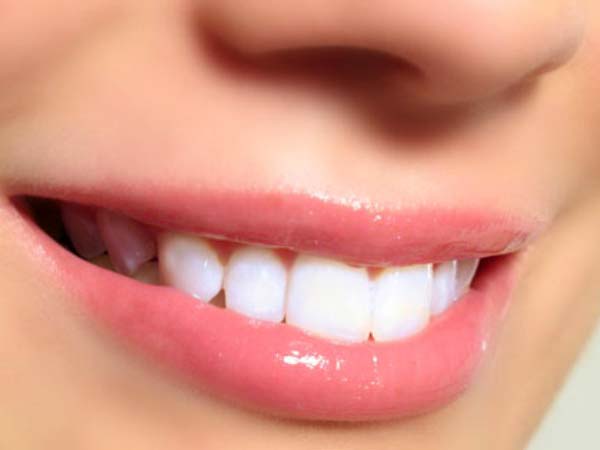 Nước dứa ngăn việc hình thành mảng bám trên răng, giúp giữ răng sáng sạch.