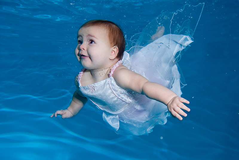 Đầu ngập dưới nước nhưng bé vẫn có khả năng thở bình thường. Ảnh: Aquatots.wordpress.com
