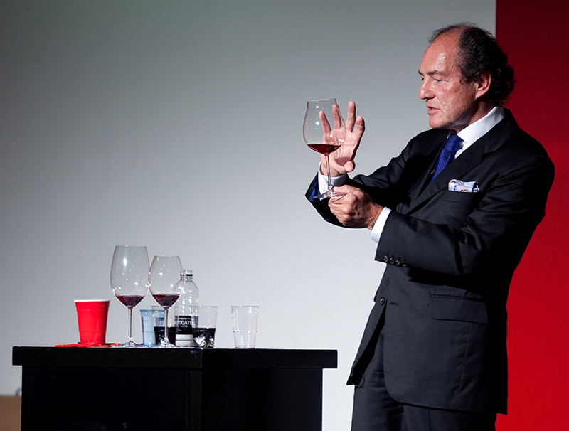 Georg Riedel - chủ sở hữu của Công ty Riedel, chuyên sản xuất đồ thủy tinh xa xỉ - nói về vai trò của những chiếc ly đối với hương vị rượu. Ảnh: Winicjatywa