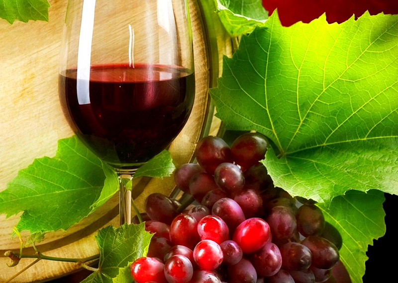 Rượu vang đỏ chứa chất Resveratrol được cho là có khả năng “cải lão hoàn đồng”. Ảnh: Walldevil