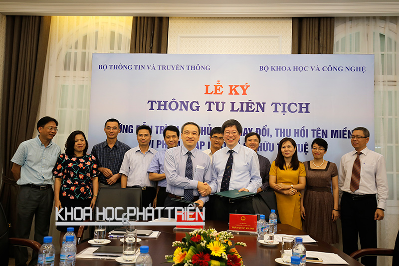 Thứ trưởng Bộ KH&CN Trần Quốc Khánh cùng Thứ trưởng Bộ TT&TT Phan Tâm tại buổi ký thông tư liên tịch hướng dẫn trình tự, thủ tục thay đổi, thu hồi tên miền vi phạm pháp luật SHTT. Ảnh: Lê Loan