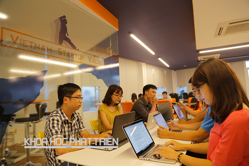 Các thành viên dự án Akira - ứng dụng học tiếng Anh TOEIC trực tuyến - tại văn phòng VSV dành cho các startups ở Hà Nội. Ảnh: Loan Lê