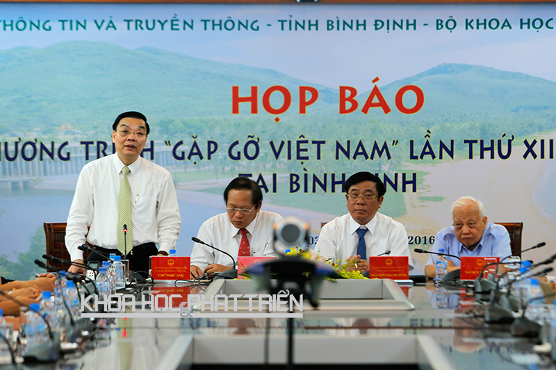 Bộ trưởng Chu Ngọc Anh trả lời báo chí tại buổi họp báo về chương trình Gặp gỡ Việt Nam 2016. Ảnh: Loan Lê