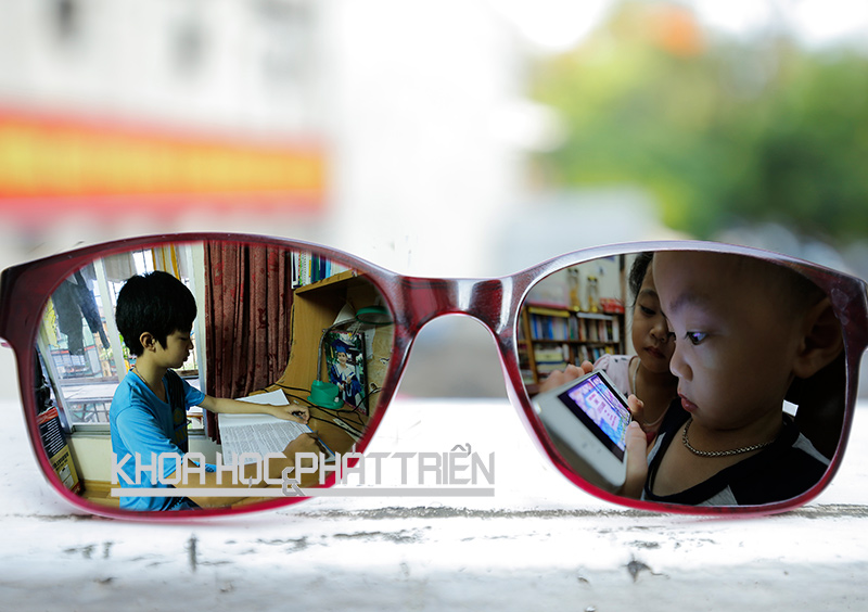 Việc học tập trong môi trường thiếu sáng hoặc lạm dụng các thiết bị điện tử là yếu tố nguy cơ gây cận thị cho nhiều trẻ em. Ảnh: Phượng Hằng