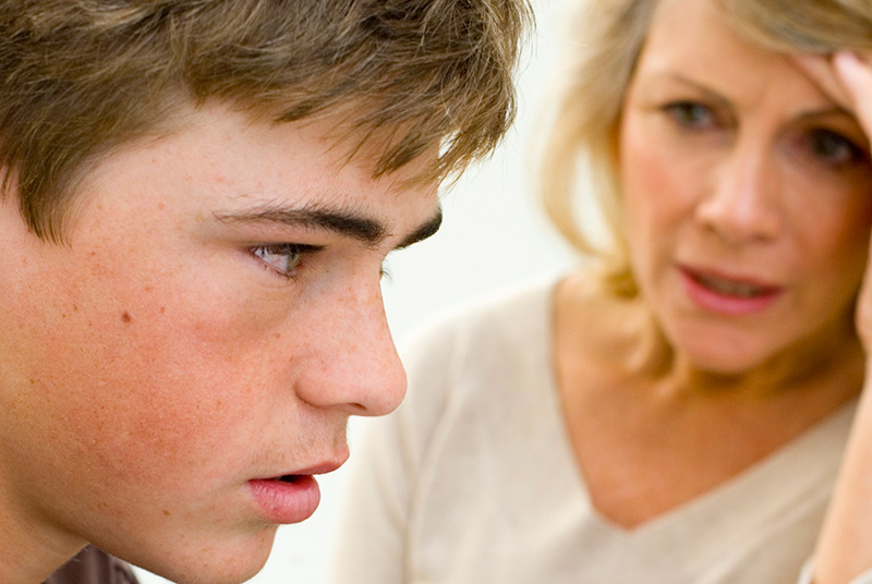 Đối với tuổi thành niên, cha mẹ luôn phải đau đầu vì những lời nói dối của con cái. Ảnh: Huffington Post