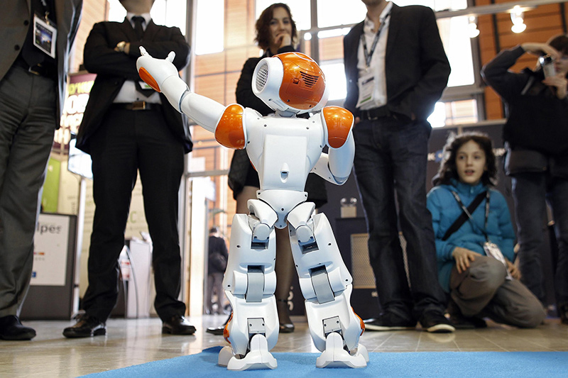 NAO - robot thương mại của hãng Aldebaran - trình diễn trong một buổi triển lãm. Ảnh: INT