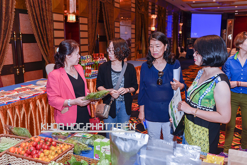Bà Phạm Phương Thảo (thứ hai từ trái sang) giới thiệu cách truy xuất nguồn gốc sản phẩm Organica bên lề hội thảo sáng 15/6. Ảnh: Ngọc Vũ