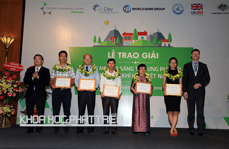 Bộ trưởng Bộ KH&CN Chu Ngọc Anh (đầu tiên bên trái) trao giải cho nhóm ươm tạo. Ảnh: Anh Tuấn