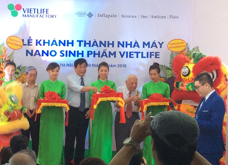 Các nhà nghiên cứu công nghệ Nano hàng đầu Việt Nam cắt băng khánh thành nhà máy Nano sinh phẩm Vietlife.