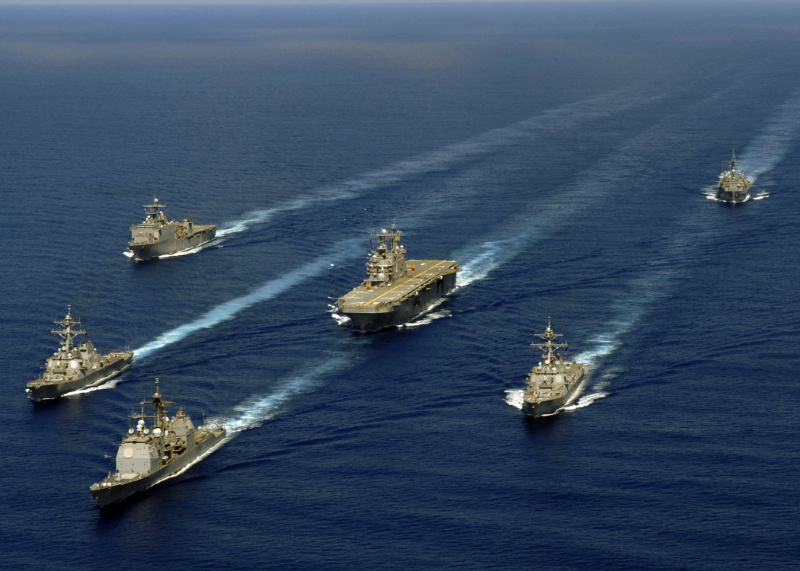 Nhóm Tác chiến Tiền phương số 4 The Nassau của hải quân Hoa Kỳ đang di chuyển trên Đại Tây Dương