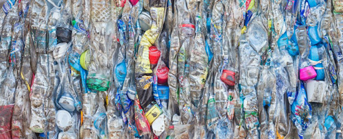 rung bình cứ mỗi phút, tám tấn rác nhựa được thải ra hằng năm. Ảnh: NanD_PhanuwatTH/Shutterstock.com