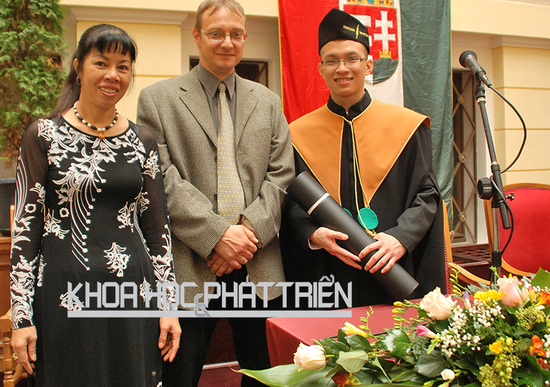 TS Đoàn Xuân Quang Minh (phải) cùng với mẹ và thấy giáo hướng dẫn trong lễ tốt nghiệp tiến sỹ năm 2010. Ảnh: NVCC