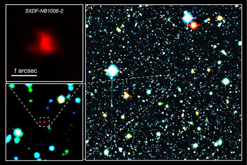 Thiên hà đỏ ở trung tâm của bức ảnh chính là thiên hà xa xôi, SXDF-NB1006-2