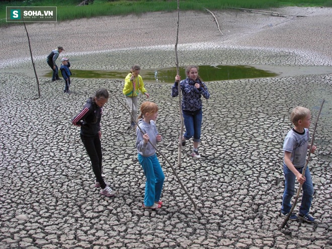  Trẻ em vào chơi trong hồ Peschёra cạn trơ đáy.