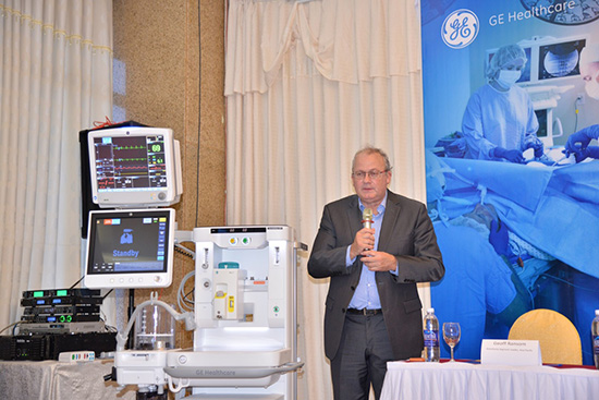 Đại diện GE Healthcare giới thiệu hệ thống máy gây mê Carestation 600