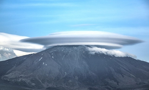 Đám mây hình đĩa khổng lồ trên núi Etna.