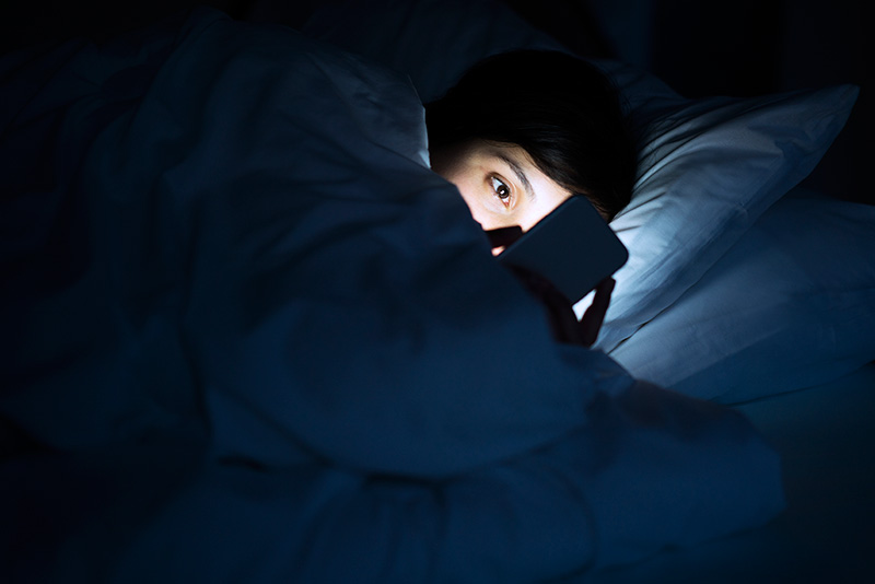 Sử dụng smartphone vào ban đêm rất hại mắt. Ảnh: Thesun