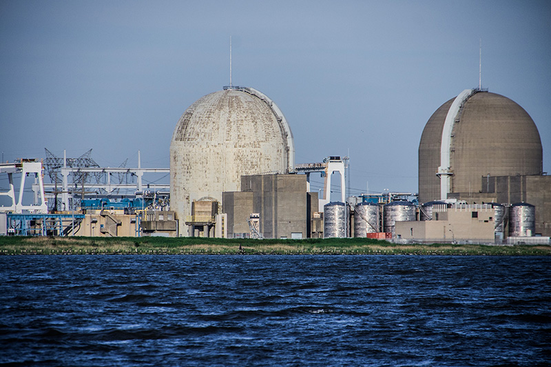 Nhà máy điện hạt nhân Salem nhìn từ vịnh Delaware, Mỹ. Ảnh: Wiki