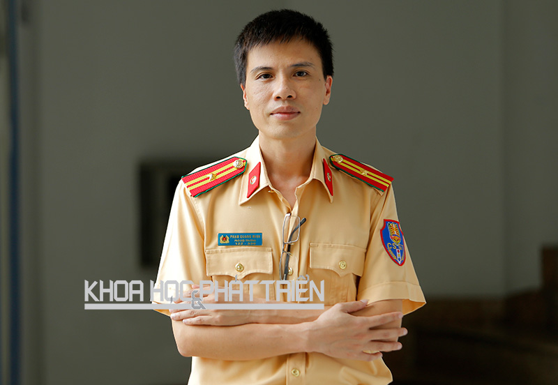 Thiếu tá Phạm Quang Minh - Trung tâm điều khiển đèn tín hiệu giao thông Hà Nội.