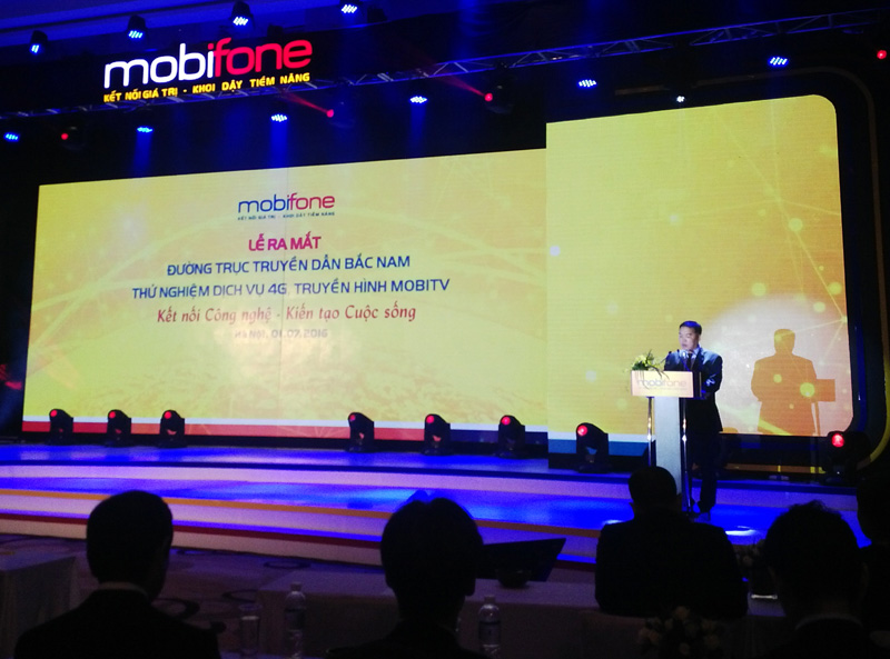  Ông Lê Nam Trà, Chủ tịch Hội đồng thành viên Tổng công ty Viễn thông MobiFone phát biểu tại Lễ ra mắt đường trục truyền dẫn Bắc-Nam, thử nghiệm dịch vụ 4G và truyền hình MobiTV. Ảnh: L.V