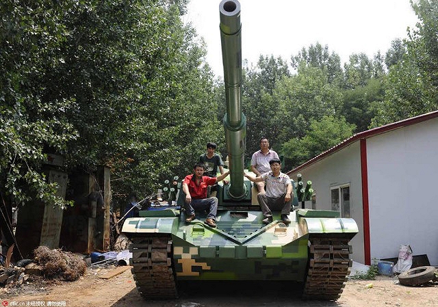 Với sự trợ giúp của bạn bè, ông Peng đã chế ra chiếc xe tăng này chỉ trong vòng 11 tháng.