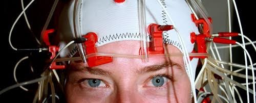 Đo sóng não trong thí nghiệm xác nhận giác quan thứ 6 ở người. Ảnh: Shutterstock