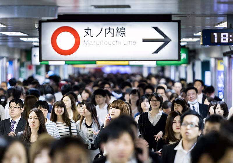 Chiều cao của người Nhật tăng nhanh khiến nhiều tiện ích công cộng như tàu hỏa không kịp thích ứng. Ảnh: Techinsider