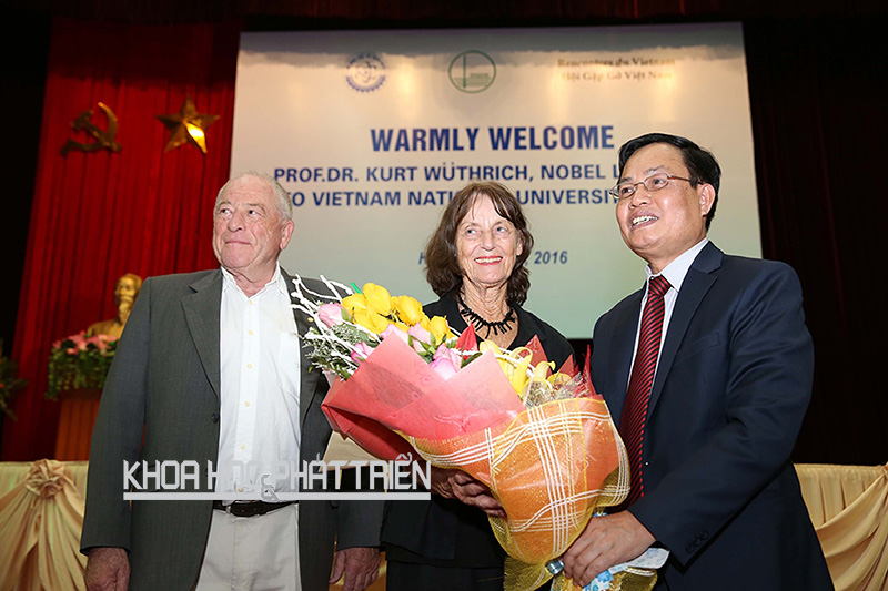 Phó Giám đốc ĐH Quốc gia Hà Nội Nguyễn Hữu Đức (ngoài cùng bên phải) tặng hoa cho vợ chồng GS Kurt Wuthrich. Ảnh: Lê Tiên