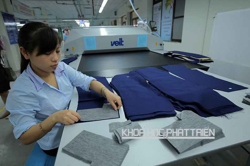 Nguyên liệu vải vẫn là khâu tắc nghẽn cho ngành dệt - may. (Trong ảnh:  Hoạt động tại Công ty May 10, Hà Nội). Ảnh: Loan Lê