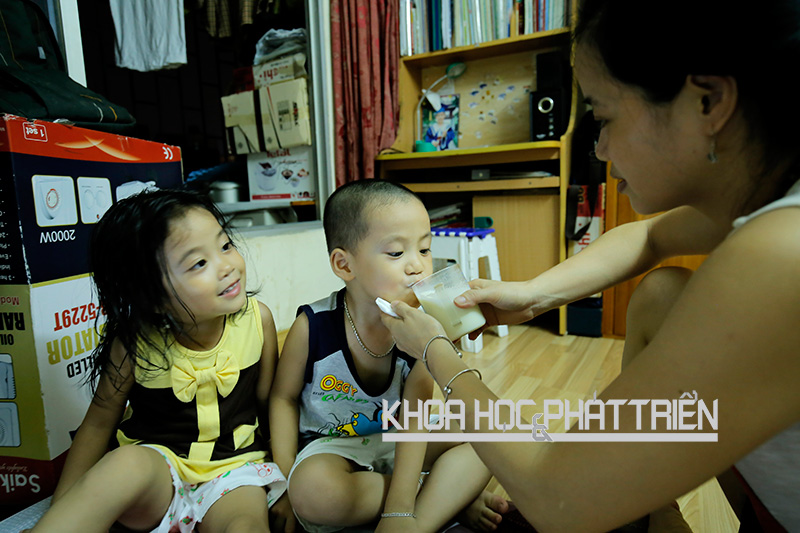 Bé Tôm và bé Tép (3 tuổi, Nghĩa Tân, Hà Nội) được mẹ cho uống sữa 3 lần mỗi ngày. Ảnh: Loan Lê