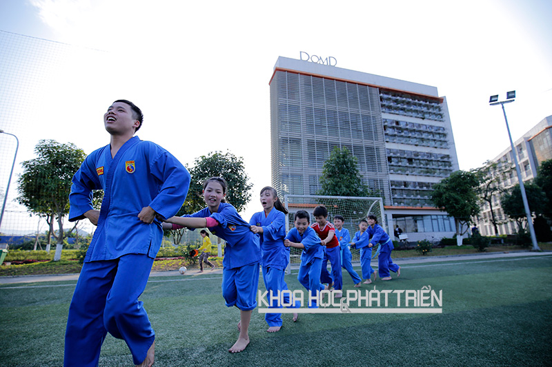 Các em nhỏ đang chơi các môn thể thao tại sân vận động của trường Đại học FPT (Hòa Lạc, Hà Nội)