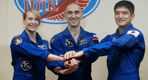 Nữ phi hành gia Mỹ Kathleen Rubins cùng các đồng nghiệp Nga (giữa) và Nhật Bản. (Nguồn: NASA)