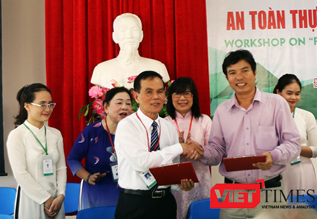 Hội đồng khoa học Trường ĐH Đông Á (Đà Nẵng)ký kết thỏa thuận chuyển giao công nghệ sản xuất nước mắm sạch cho làng nghề nước mắm Tam Thanh (Quảng Nam).