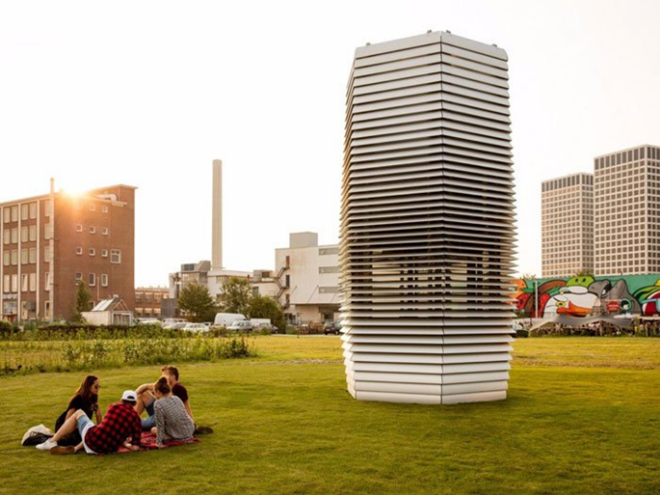 Smog Free Tower to lớn như một tòa tháp. Ảnh: Studio Roosegaarde
