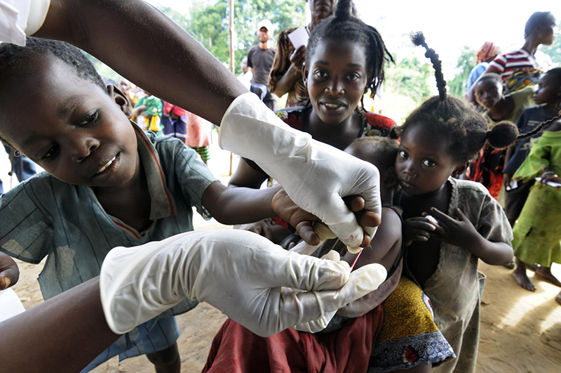 Những đứa trẻ tại Kinshasa được xét nghiệm máu để kiểm tra. Ảnh: MSF