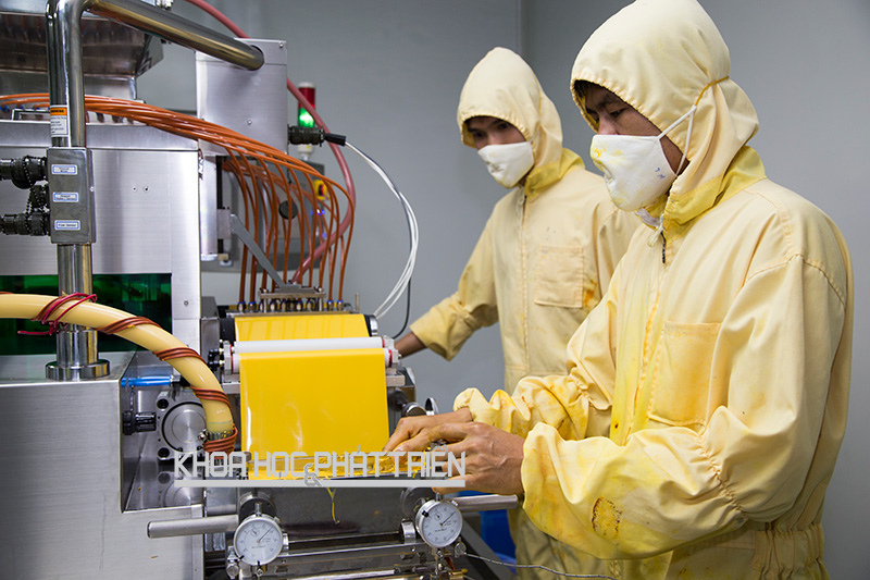 Kỹ thuật viên đang vận hành quy trình sản xuất thực phẩm chức năng từ nano curcumin. Ảnh: H.A