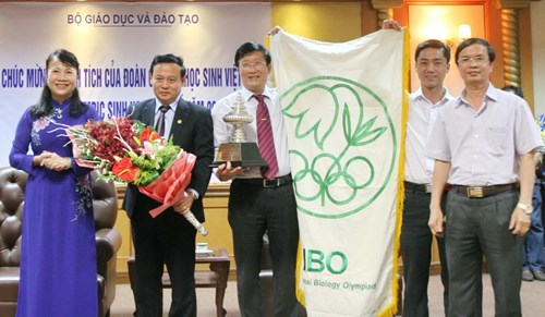 Việt Nam nhận cờ đăng cai IBO 27