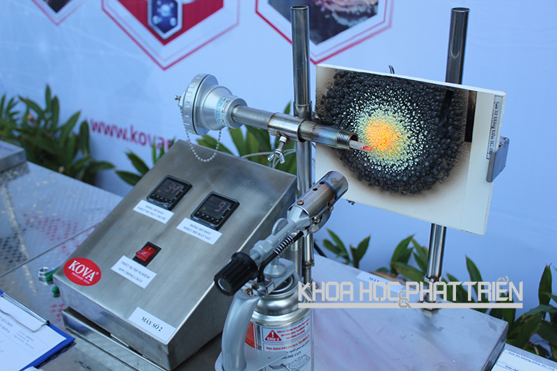 Vật liệu phủ sơn chống cháy Kova được đốt thử nghiệm, đạt tiêu chuẩn bảo vệ lên đến 4-6 giờ. Ảnh: Ngọc Hà