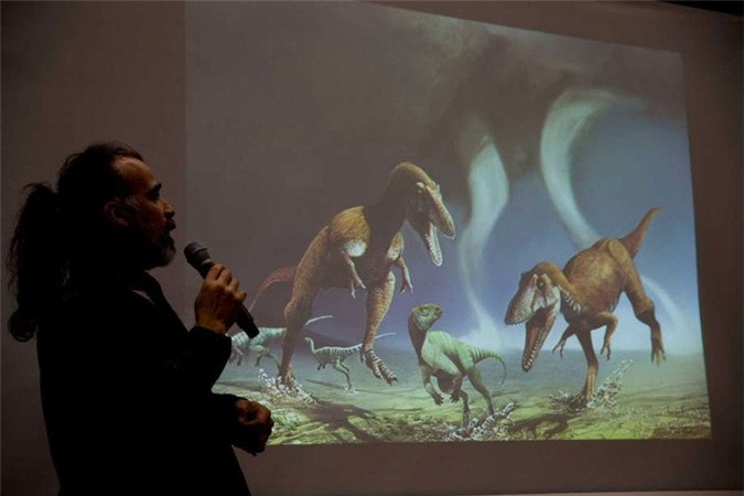 Nhà khảo cổ học Sebastián Apesteguía công bố hình ảnh loài khủng long mới phát hiện.