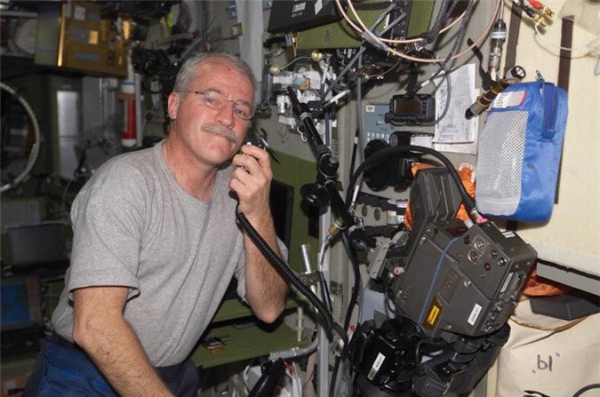 John Phillips đã bắt đầu gặp vấn đề về thị giác trong suốt thời gian trên Trạm vũ trụ quốc tế năm 2005