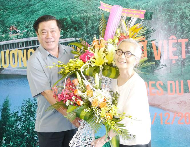Ông Nguyễn Thanh Tùng, Bí thư Tỉnh ủy Bình Định tặng hoa chúc mừng GS Lê Kim Ngọc.