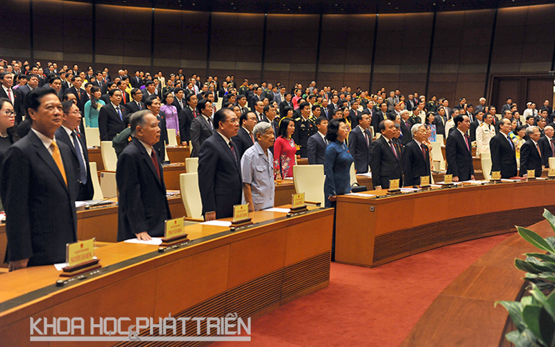  Các lãnh đạo, nguyên lãnh đạo Đảng, Nhà nước, Quốc hội, Chính phủ thực hiện nghi lễ chào cờ tại phiên khai mạc Quốc hội sáng 20/7. Ảnh: Hồ Như.