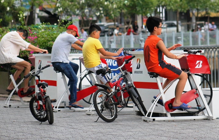 Trẻ em thích thú với mô hình đạp xe lọc nước bảo vệ môi trường. Ảnh: VGP/Nam Đàn