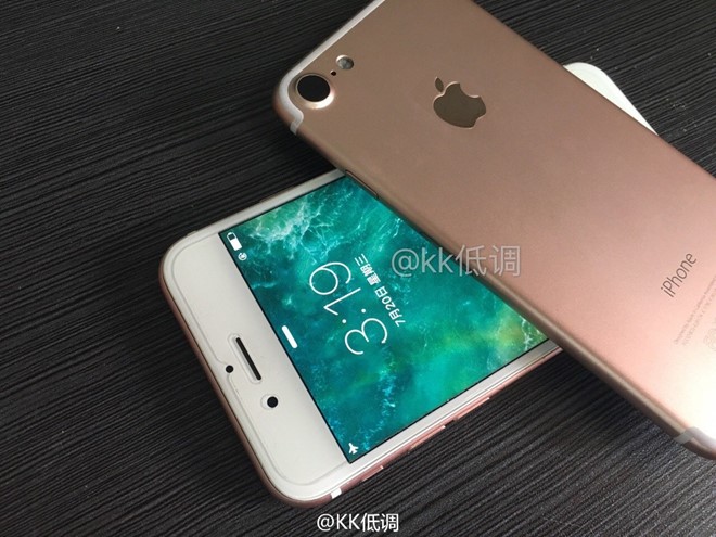 Mẫu điện thoại có hình dáng giống iPhone 7 theo tin đồn. Màn hình được bật sáng và ở chế độ máy bay. Ảnh: Weibo